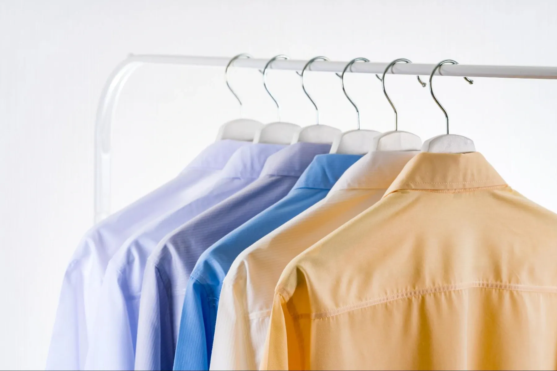 10 Perpaduan Warna Baju yang Serasi, Inspirasi OOTD!