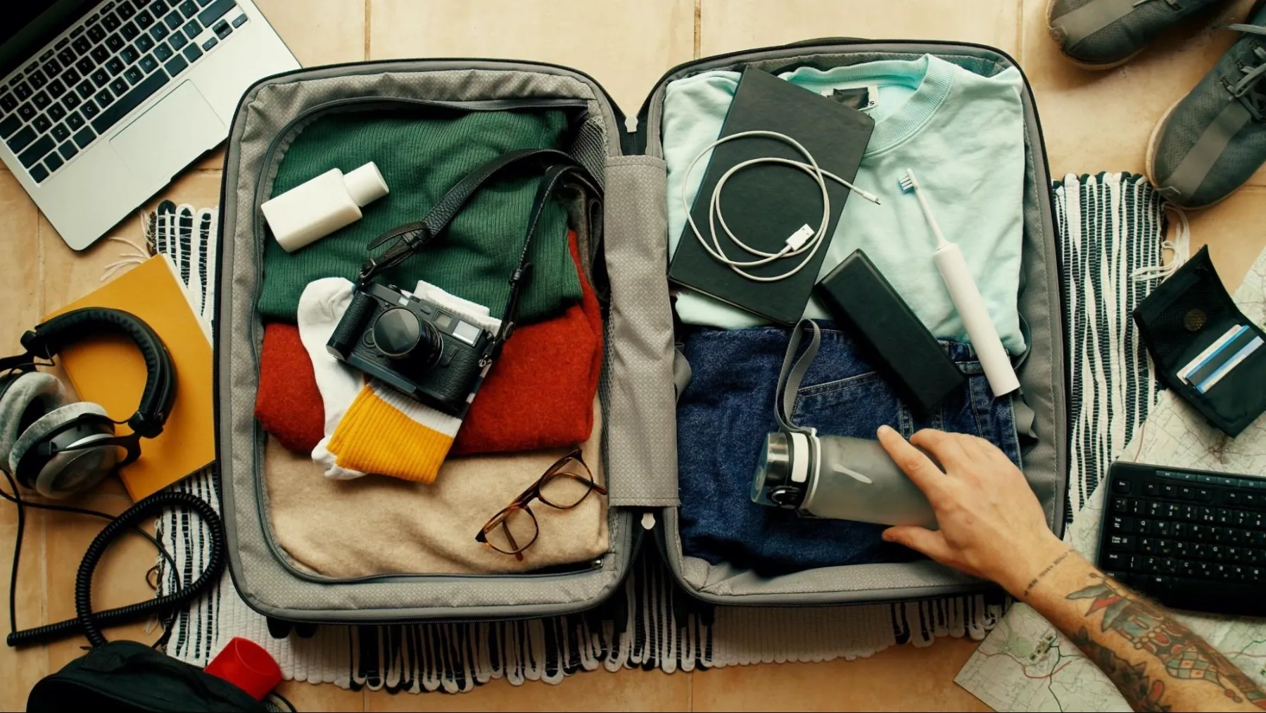 8 Cara Packing Baju di Koper, Efisien dan Rapi!