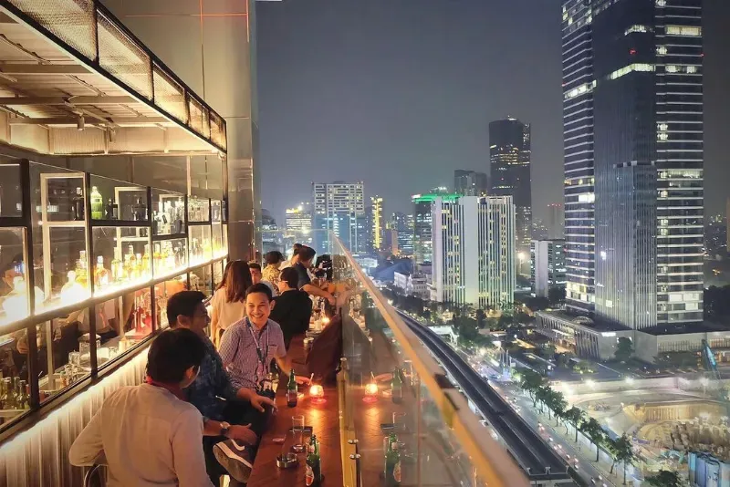 15 Cafe Rooftop Jakarta yang Unik dan Berpemandangan Indah