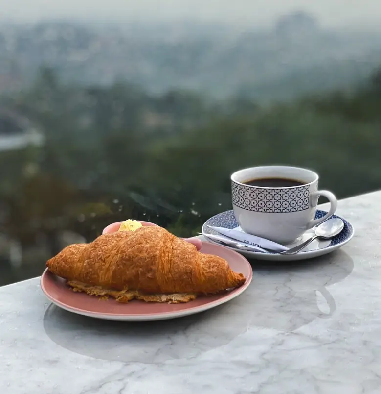 8 Cafe Rooftop di Bandung dengan Pemandangan Kota Terbaik