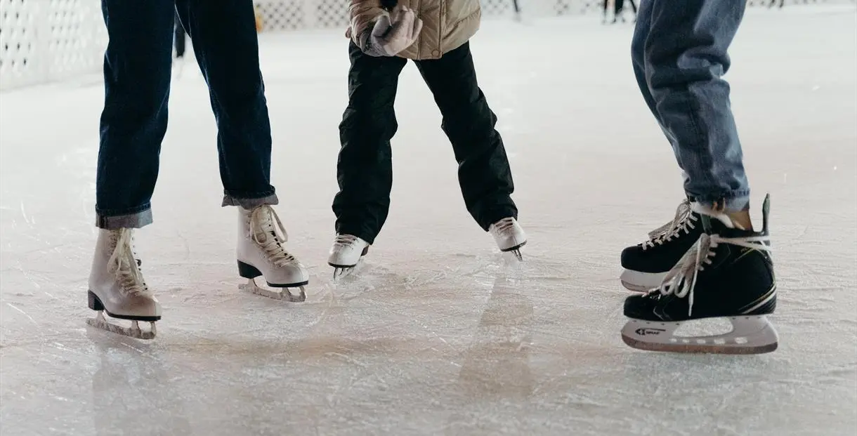 3 Tempat Ice Skating di Jakarta, Cocok untuk Ngedate & Liburan Keluarga